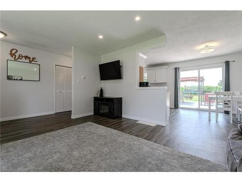 232 Pleasant Ridge Road, Brantford, ON - Indoor Photo Showing Living Room