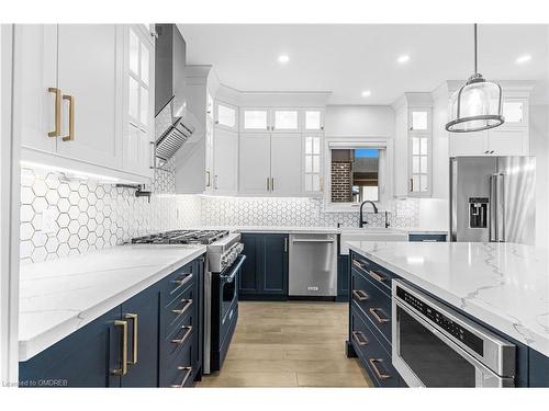 8921 Emily Boulevard, Niagara Falls, ON - Indoor Photo Showing Kitchen With Upgraded Kitchen