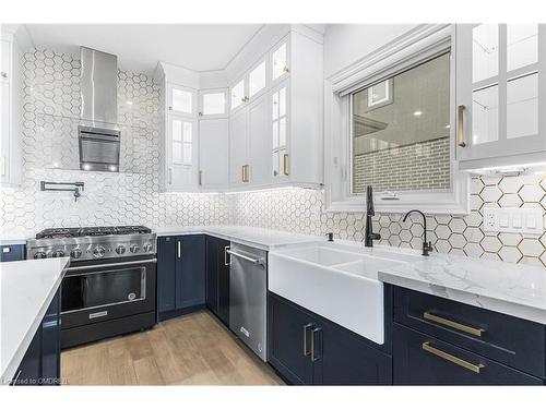 8921 Emily Boulevard, Niagara Falls, ON - Indoor Photo Showing Kitchen With Double Sink With Upgraded Kitchen