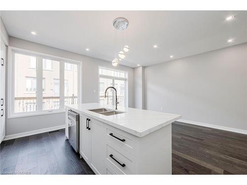 292 Squire Crescent, Oakville, ON - Indoor Photo Showing Kitchen With Double Sink