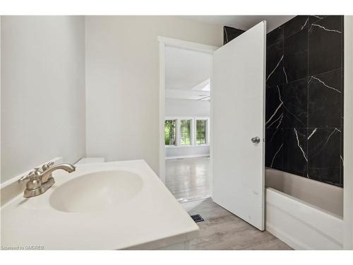 309 Manly Street, Midland, ON - Indoor Photo Showing Bathroom