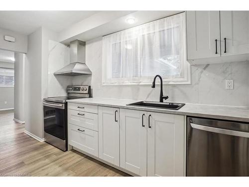 14 Fisher Crescent, Hamilton, ON - Indoor Photo Showing Kitchen With Upgraded Kitchen