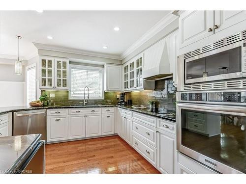 322 Leacock Avenue, Oakville, ON - Indoor Photo Showing Kitchen With Upgraded Kitchen