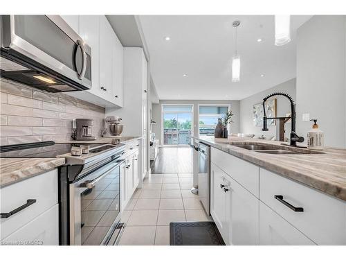 16-60 Arkell Road, Guelph, ON - Indoor Photo Showing Kitchen With Double Sink With Upgraded Kitchen