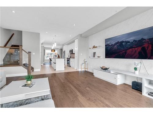 16-60 Arkell Road, Guelph, ON - Indoor Photo Showing Living Room