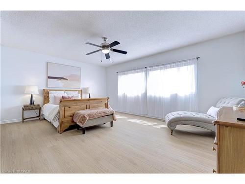 1095 Queens Avenue, Oakville, ON - Indoor Photo Showing Bedroom