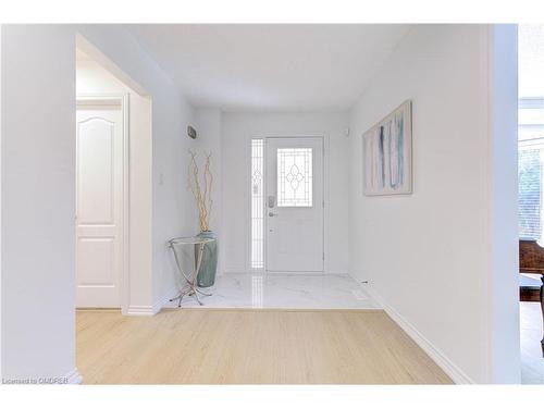 1095 Queens Avenue, Oakville, ON - Indoor Photo Showing Other Room