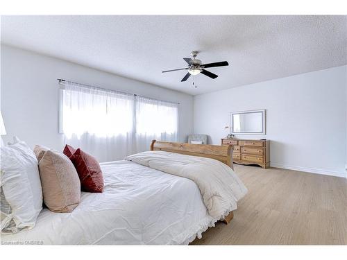 1095 Queens Avenue, Oakville, ON - Indoor Photo Showing Bedroom