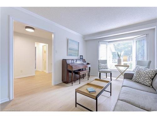 1095 Queens Avenue, Oakville, ON - Indoor Photo Showing Living Room