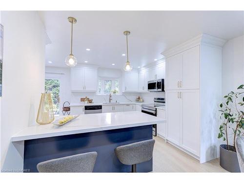 1095 Queens Avenue, Oakville, ON - Indoor Photo Showing Kitchen With Upgraded Kitchen