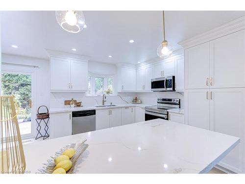 1095 Queens Avenue, Oakville, ON - Indoor Photo Showing Kitchen With Upgraded Kitchen