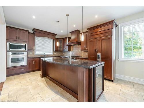 1647 Trotwood Avenue, Mississauga, ON - Indoor Photo Showing Kitchen With Upgraded Kitchen