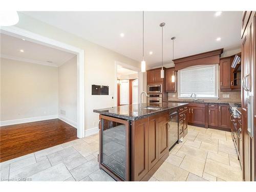 1647 Trotwood Avenue, Mississauga, ON - Indoor Photo Showing Kitchen With Upgraded Kitchen