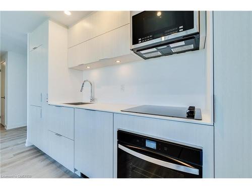 510-370 Martha Street, Burlington, ON - Indoor Photo Showing Kitchen