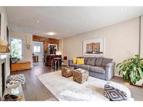 94 Glendale Avenue N, Hamilton, ON - Indoor Photo Showing Living Room