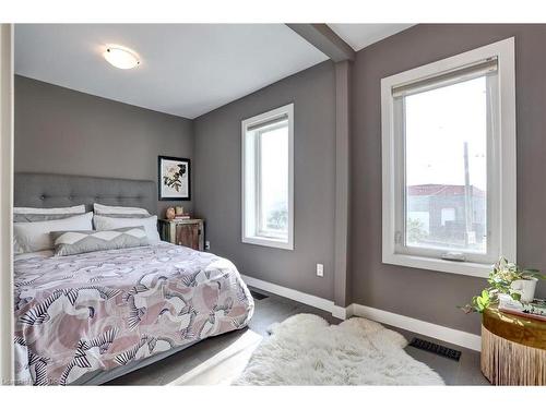 94 Glendale Avenue N, Hamilton, ON - Indoor Photo Showing Bedroom