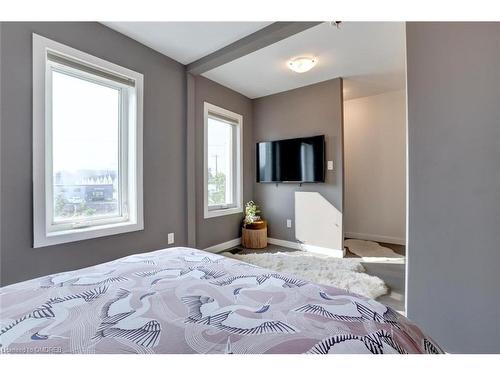 94 Glendale Avenue N, Hamilton, ON - Indoor Photo Showing Bedroom