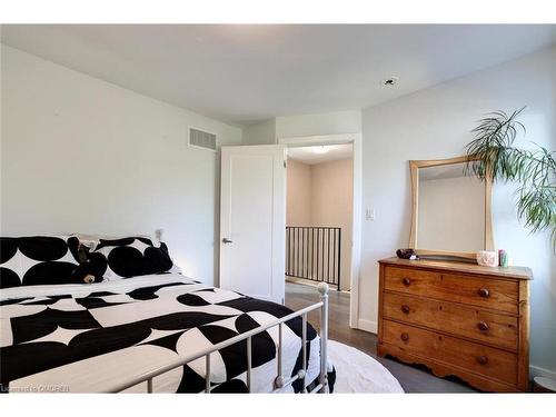 94 Glendale Avenue N, Hamilton, ON - Indoor Photo Showing Bedroom