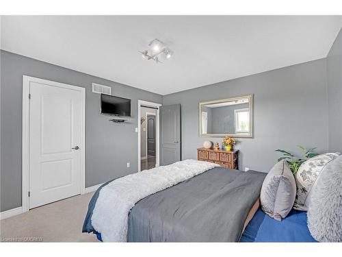 64 Onyx Court, Hamilton, ON - Indoor Photo Showing Bedroom