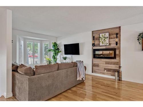 9 Hughes Court, Kawartha Lakes, ON - Indoor Photo Showing Living Room