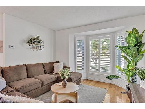 9 Hughes Court, Kawartha Lakes, ON - Indoor Photo Showing Living Room