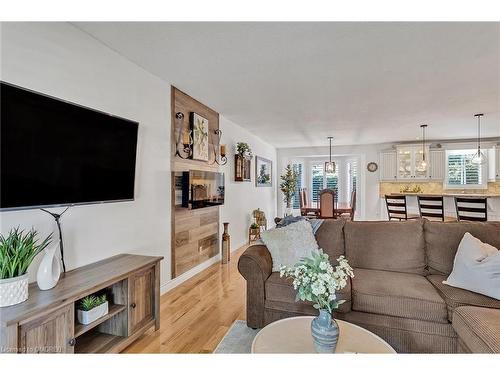 9 Hughes Court, Kawartha Lakes, ON - Indoor Photo Showing Living Room