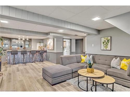 9 Hughes Court, Kawartha Lakes, ON - Indoor Photo Showing Living Room