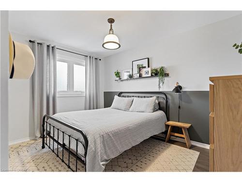 5284 Bromley Road, Burlington, ON - Indoor Photo Showing Bedroom