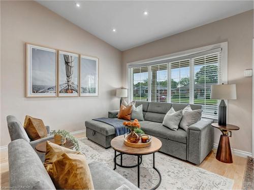 4033 Montcalm Crescent, Niagara Falls, ON - Indoor Photo Showing Living Room