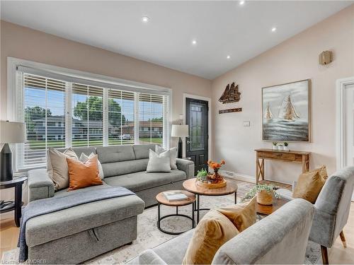 4033 Montcalm Crescent, Niagara Falls, ON - Indoor Photo Showing Living Room