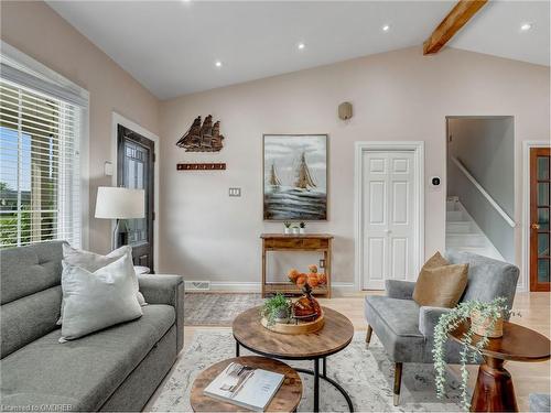 4033 Montcalm Crescent, Niagara Falls, ON - Indoor Photo Showing Living Room