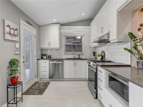 4033 Montcalm Crescent, Niagara Falls, ON - Indoor Photo Showing Kitchen With Stainless Steel Kitchen With Upgraded Kitchen