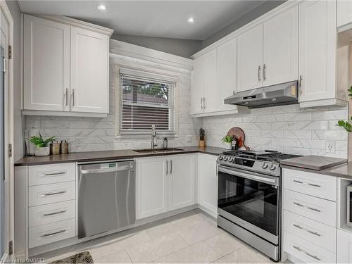 4033 Montcalm Crescent, Niagara Falls, ON - Indoor Photo Showing Kitchen With Stainless Steel Kitchen With Upgraded Kitchen