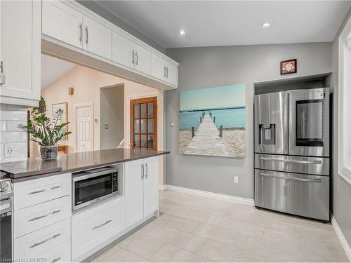 4033 Montcalm Crescent, Niagara Falls, ON - Indoor Photo Showing Kitchen