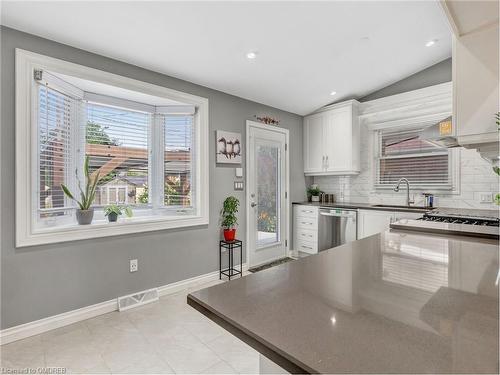 4033 Montcalm Crescent, Niagara Falls, ON - Indoor Photo Showing Kitchen With Upgraded Kitchen