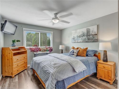 4033 Montcalm Crescent, Niagara Falls, ON - Indoor Photo Showing Bedroom