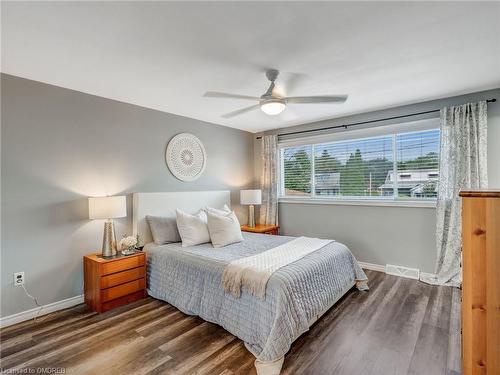 4033 Montcalm Crescent, Niagara Falls, ON - Indoor Photo Showing Bedroom