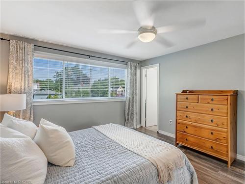 4033 Montcalm Crescent, Niagara Falls, ON - Indoor Photo Showing Bedroom