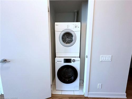 1401-188 Clark Boulevard, Brampton, ON - Indoor Photo Showing Laundry Room