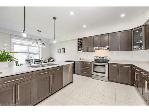 46 Creek Ridge Street, Kitchener, ON - Indoor Photo Showing Kitchen With Double Sink With Upgraded Kitchen