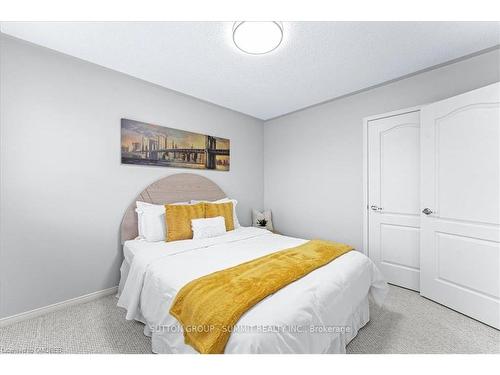 18 Cloverlawn Street, Brampton, ON - Indoor Photo Showing Bedroom