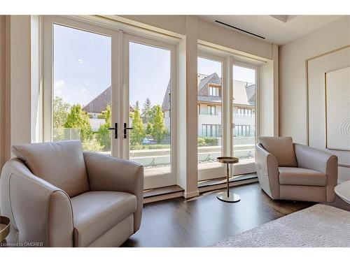 10 Maplegrove Drive, Oakville, ON - Indoor Photo Showing Living Room