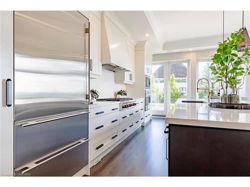 10 Maplegrove Drive, Oakville, ON - Indoor Photo Showing Kitchen With Upgraded Kitchen