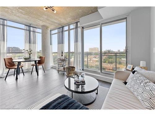 1009-20 Minowan Miikan Lane, Toronto, ON - Indoor Photo Showing Living Room