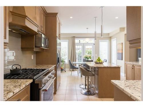 3301 Springflower Way, Oakville, ON - Indoor Photo Showing Kitchen With Upgraded Kitchen