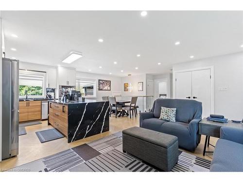 1302 Dunbar Road, Burlington, ON - Indoor Photo Showing Living Room