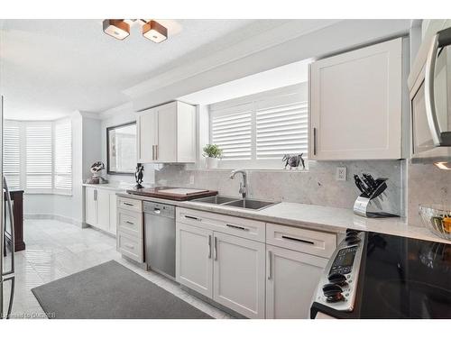 314-221 Robinson Street, Oakville, ON - Indoor Photo Showing Kitchen With Double Sink With Upgraded Kitchen