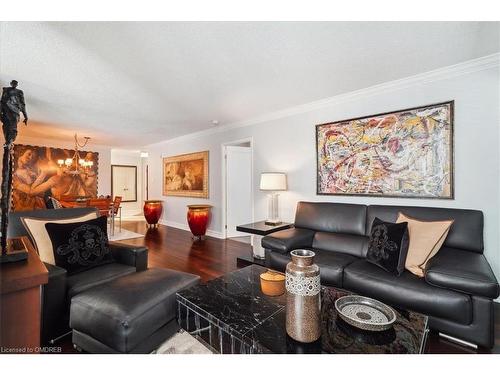 314-221 Robinson Street, Oakville, ON - Indoor Photo Showing Living Room