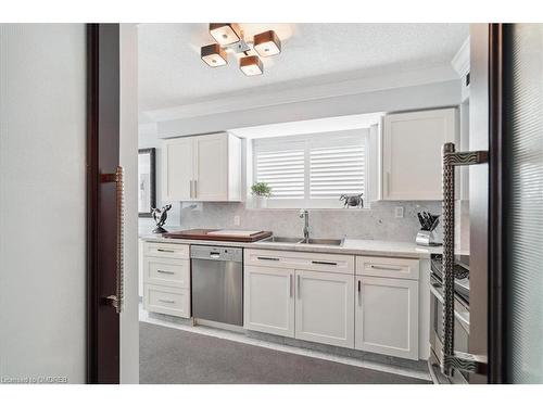 314-221 Robinson Street, Oakville, ON - Indoor Photo Showing Kitchen With Upgraded Kitchen