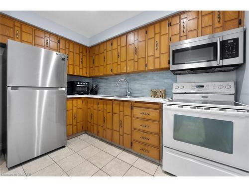 120 Courtleigh Square, Brampton, ON - Indoor Photo Showing Kitchen